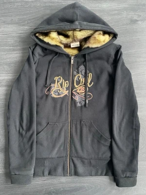 Ripcurl furhoodie - As cool och mysig ripcurl hoodie! Fodrad med päls inuti ✌️Lite för liten för mig så om nån kanske har en annan fur hoodie kan vi typ byta också 🤑🤑🔥
