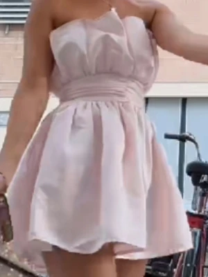 Söker!! - Söker denhär klänningen från ASOS skriv om du har och kan tänka dig att sälja !!💕