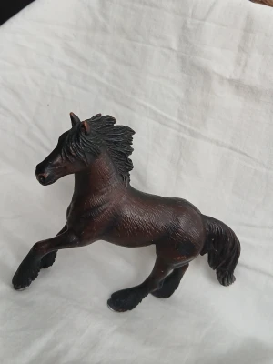 Mörkbrun Schleich hästfigur. - Säljer en mörkbrun häst fBriket Schleich detaljer på man och svans. Hästen har realistiska former och är perfekt som dekoration eller leksak. 