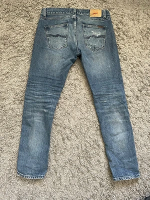 Nudie jeans unika  - Tja, säljar ett par unika och snygga nudie jeans. Jeansen har varit lagade på nudies butik i Göteborg. W29 L30, bara att höra av sig vid minsta fråga eller fundering. Priset är såklart inte hugget i sten 😁✌️