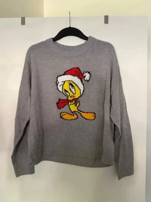 Stickad tröja  - Storlek L. Aldrig använd. 