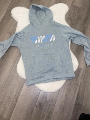 Grå hoodie med tryck - Helt ny med inga skador. Skickas samma dag och priset är fast 