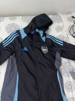 Arsenal windbreaker - säljer denna arsenal windbreaker, köpt för 699. passar folk med längden 168-176. kan tänka mig byta med något och pris går att diskuteras vid snabb affär.        den är även vattentät