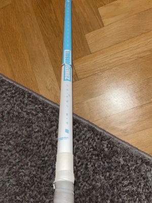 Zonefloorball innebandyklubba  - Säljer en Zonefloorball innebandyklubba från Air Series i blått och vitt med orange supreme blad. Klubban har ett grepp i grått. Snygg design och passar dig som gillar innebandy. Klubban är i 92 cm.