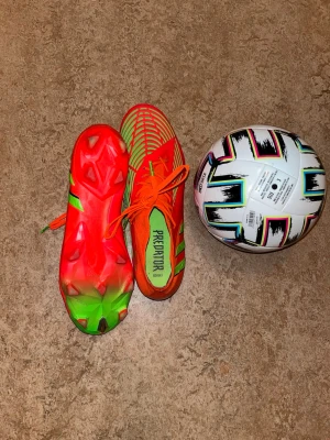 Adidas Predator orange/gröna fotbollsskor - Säljer ett par Adidas Predator fotbollsskor med boll som ingår. Meddela för flera frågor!        ✅Nypris 1599 accepterar bud runt 300kr