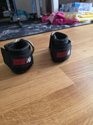 Träningstillbehör  - Såna grejer du sätter vi anklarna och använder i kabelmaskin 