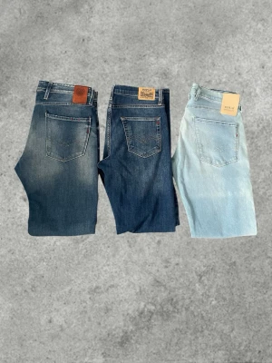 Replay Jeans p - 3 Par Replay Jeans ute för salu! Samtliga jeans håller hög kvalité och mycket bra skick👍 Hör av dig för information om storlekar. 3 par för 950. Går att köpa styckvis: 1 par: 350kr och 2 par: 650kr. Obs‼️Pris kan diskuteras inom en liten ram vid snabb affär🤫