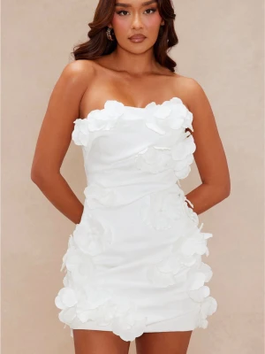 Vit klänning - Supersnygg vit klänning som är helt ny med prislappen på. Klänningen är från Fashion Nova och nypris är 1330 kr. Om du har några frågor eller vill se fler bilder på klänningen är det bara att höra av sig! 💕