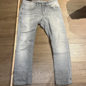 Ljusgrå Dondup George - Säljer ett par svinschyssta ljusgrå jeans från Dondup i modellen George. Otroligt fint skick på dessa så dom har inga tecken på användning. Modellen är 173cm lång och väger 65kg. Storlek W31 och längd 90cm. Löser såklart schysst pris vid smidig affär!