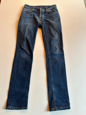 Nudie Jeans Grim Tim - Tjena, jag säljer ett par Nudie Jeans i modellen Grim Tim, storlek är 29/32. De har blivit lagade av Nudie vid gylfen inget man tänker på vid användning. Vid flera frågor kontakta mig, priset ej hugget i sten! 😊