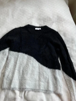 Svart och vit stickad tröja från vila - Säljer en snygg stickad tröja från vila i cool design med svart och vitt så snygg och slutsåld överallt, väldigt eftertraktad. Kom gärna med eventuella frågor!💗