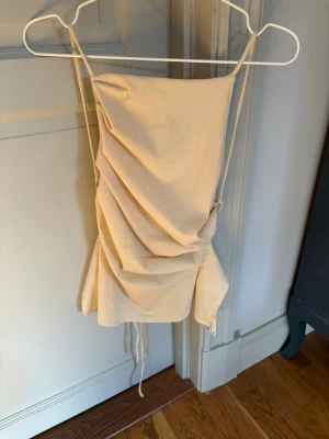 Söt topp  -  söt topp men knyte i ryggen från Zara aldrig använt med prislappen kvar 