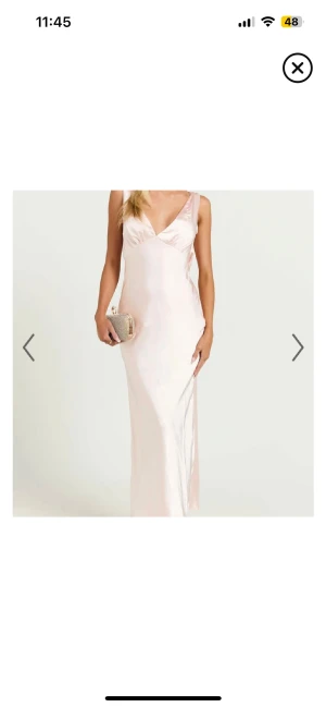 Balklänning  - Vacker ljusrosa långklänning från showpo. Perfekt för bal! Aldrig använd. Nypris med frakt och tull 2000 kr. 