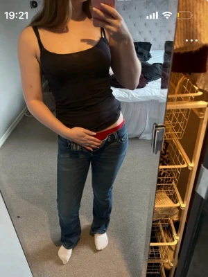 Blå bootcut jeans med låg midja - Säljer dessa super snygga klassiska blå bootcut jeans med låg midja. Från design by davys. Jeansen har en snygg tvätt och sitter tajt över höfterna för en schysst siluett. Perfekta till sneakers eller boots och ger en avslappnad men trendig look. I verkligheten är byxorna mer lågmidjade än vad de ser ut på kameran. Storlek 150/26. Hör av er om ni har frågor!💖
