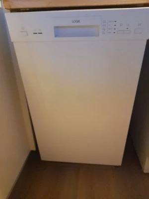 Vit diskmaskin från Logik - Vit diskmaskin från Logik med digital display och tydliga knappar på ovansidan. Maskinen har en stilren och enkel design i plast och metall, perfekt för köket om du vill slippa handdiska. Passar in i de flesta moderna köksmiljöer.
