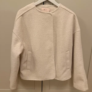 Jacka - Krämvit jacka från Nelly, tror den är slutsåld!💞