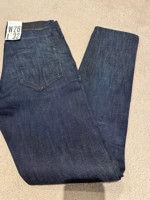 T/J Tiger of Sweden Pistolero helt nya  - Jeans som endast är provade. Strl w28 l32. Modell Pistolero, mörkblå tvätt, superpopulära. Nypris 1599kr.