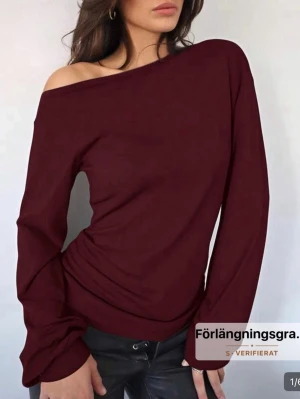 Vinröd offshoulder topp - Trendig vinröd offshoulder topp med lång ärm och avslappnad passform. Tillverkad i mjukt material som känns skönt mot huden.❣️ 