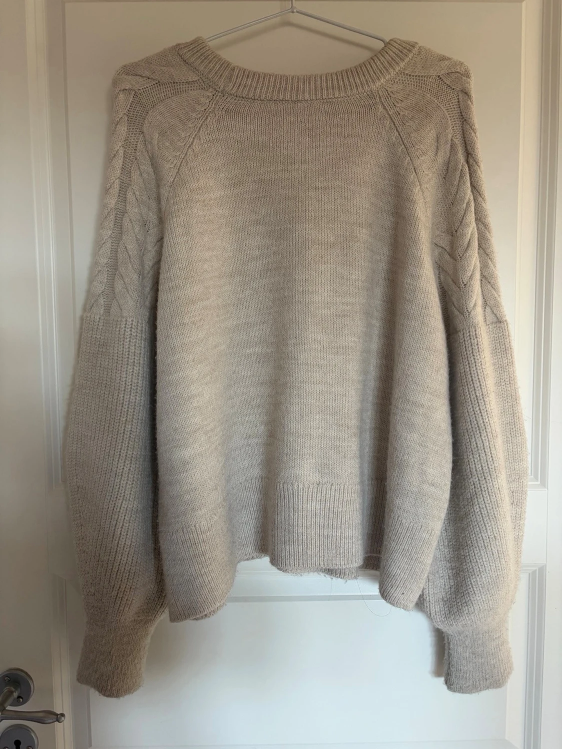 Beige kabelstickad tröja - 2