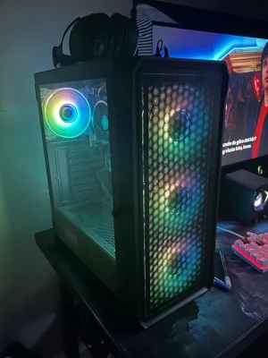 RGB-belyst stationär gamingdator - Säljer en stationär dator med svart chassi och sidopanel i glas. Utrustad med flera RGB-fläktar som lyser i olika färger och meshfront för bra luftflöde. Perfekt för gaming eller streaming och har modern design med insyn till komponenterna.