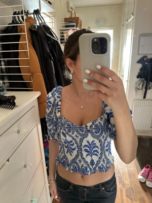 Blåvit croppad blus med puffärm - Superfin sommartopp🥰