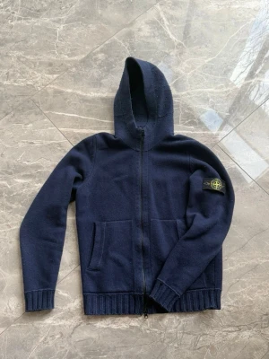 Mörkblå hoodie från Stone Island - Stone Island hoodie i jätte bra skick.                            Storlek M, nypris runt 8 tusen. Pris kan diskuteras vid affär 👍