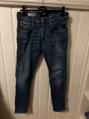 Replay jeans  - Snygga blåa replay anbass jeans   | Kanon skick | Modellen på bilden är 182 och väger 70 kg | P104