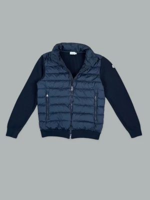 Mörkblå Moncler Maglione Tricot Cardigan Jacka - • The garment has been gently used and is in very good condition  • Size: XL (fits Large)  • Color: Navy  • Retail price: 10.000+ SEK  The model is 175cm tall & 79kg (picture 2) and the garment is slightly too large