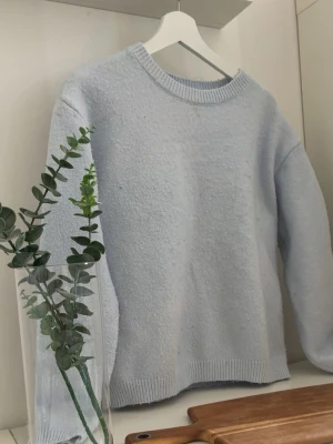 Ljusblå stickad tröja🐋 - Ljusblå stickad tröja i storlek 158/164  JÄTTEMJUK och perfekt till våren Snygg passform och lätt att matcha  riktig favorit i garderoben.