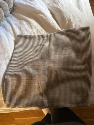 Randigt kuddfodral IKEA GUNVA 50x50 - Säljer 2st kuddfodral från IKEA, modell GUNVA, i storlek 50x50 cm. Fodralet har ett randigt mönster i beige och grå toner och är tillverkat i ett mjukt tyg. Perfekt för att ge soffan eller sängen en stilren touch.