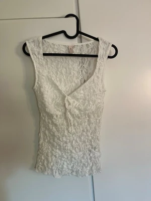 Vitt spetslinne - Snygg spetslinne från Nelly💖Knappt använd och i storlek S!