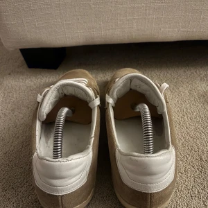 Zadig&Voltaire Skor - Skit snygga skor från Zadig. Storlek 41. Lite slitna. färgen vid hälen på insidan av skon har försvunnit lite, men inget man ser när man har på sig. Skriv för frågor eller om ni är intresserade av att få fler bilder🙌