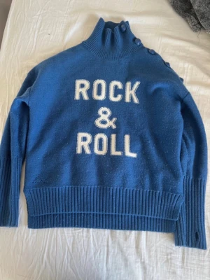 Blå stickad tröja Zadig & Voltaire - Säljer min Zadig tröja, lite nopprig men annars inga skador. Passar runt 156-164. Priset kan diskuteras🩷