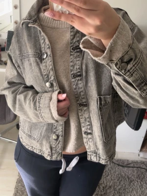 Grå jeansjacka - Grå jeansjacka från zara, väl omhändertagen💕.