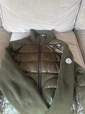 Grön cardigan / zip up jacka - Inga defekter eller skavanker, används inte längre pågrund av att den är för liten. Storlek M. Några andra frågor? Bara hör av dig.