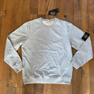 Grå stickad tröja från Stone Island - Stone Island-tröja i bra skick, aldrig använd och från ett rökfritt hem. Hög kvalitet och klassisk design som håller länge.  Kan skickas samma dag om beställningen görs innan kl. 14.  Hör av dig om du har frågor eller vill föreslå ett pris🙂