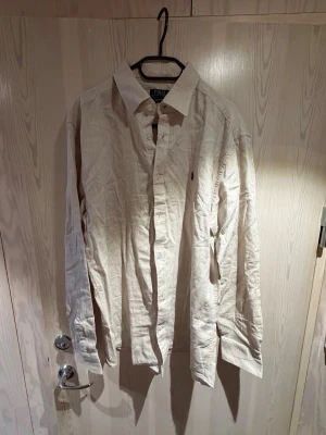 Skön och snygg linneskjorta - Snygg och skön beige linneskjorta. 3xl men sitter som en L