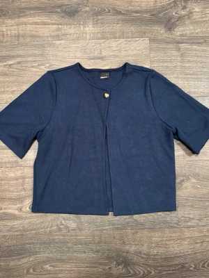 Mörkblå kofta Gina Tricot - Söt kofta att ha över exempelvis ett linne. Från Gina Tricot