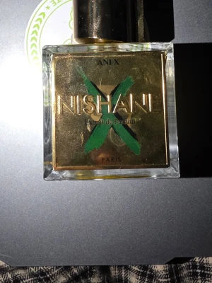 Nishane ani x - dags att sälja flera av mina parfymer då jag inte använder dom och sparar ihop pengar. Alla mina parfymer medföljer med orginal kartong och alla är äkta såklart, de är beställd online ifrån boozt och andra stora hemsidor, den är nästan full har använts under sommar 2025 och sen dess bara varit i skåpet, billigast på nätet finns för 1900, mitt pris 1400kr