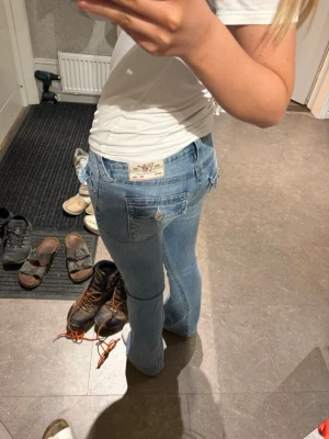 true religion jeans - säljer mina ljusblåa true religion jeans då dom inte kommer till användning! dom är uppsydda i benen så dom passar mig perfekt som är 158. midjestorleken är 24 och joey som är dom lågaste!💓