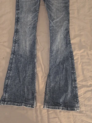 Blå bootcut jeans - Säljer ett par ljusblå bootcut jeans med fina fickor. Jeansen har används väldigt få gånger!❤️ Om ni vill veta mer så är det bara att skriva. 