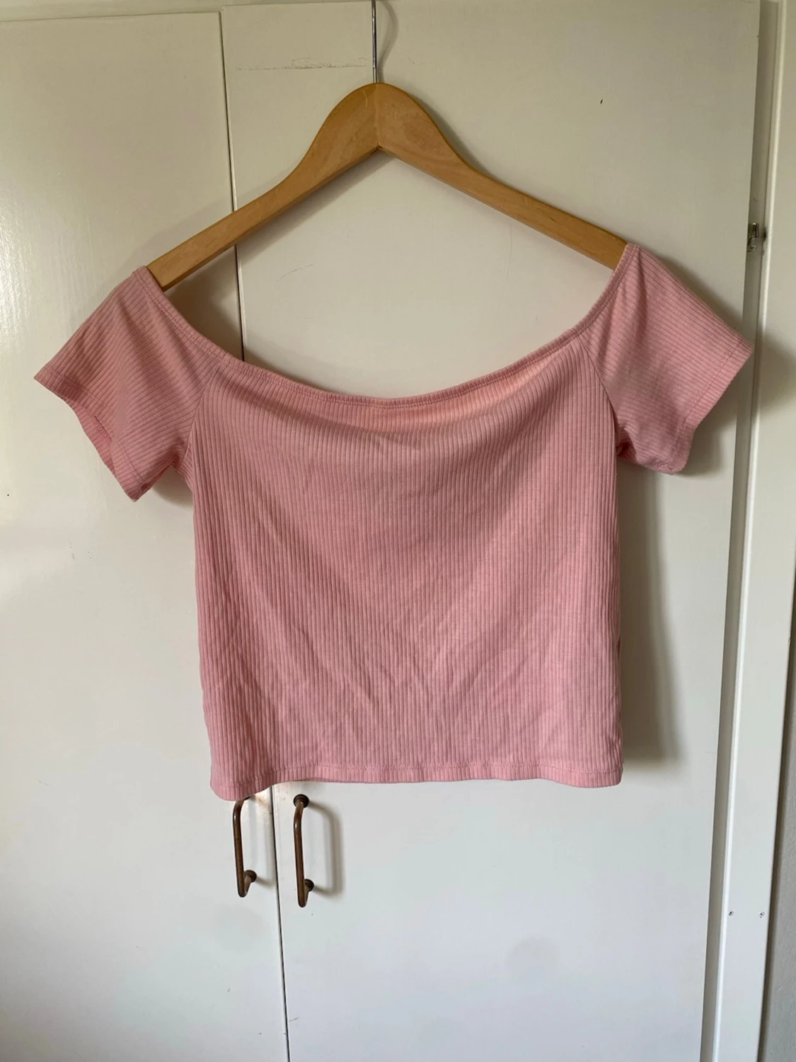 Ljusrosa ribbad offshoulder topp - 1