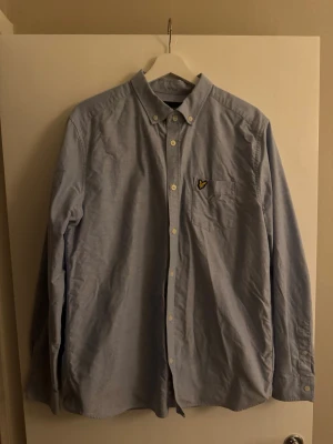 Ny ljusblå skjorta från Lyle & Scott Strl L - Helt ny Lyle and Scott skjorta i strl L endast avklippta lappar