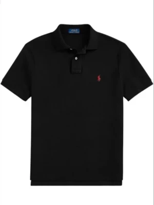 Svart pikétröja från Ralph Lauren - Klassisk svart pikétröja från Ralph Lauren med korta ärmar och krage. Tröjan har två knappar framtill och den ikoniska röda logotypen broderad på bröstet. Perfekt till jeans eller shorts för en clean look.