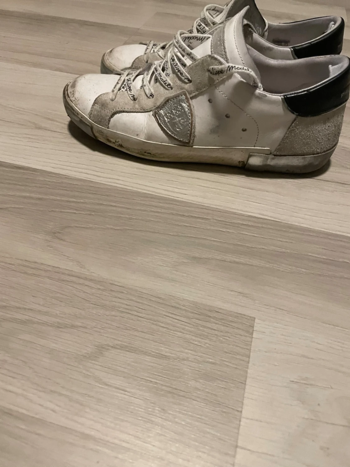 Vita låga sneakers från Philippe Model - 1