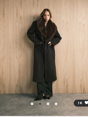 Brun lång kappa med fuskpäls - Helt ny oanvänd kappa från asos i storlek L. Går även att ta av pälsen om så önskas. Pris kan diskuteras. 