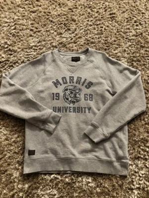 Grå sweatshirt Morris University - En snygg grå tröja från Morris, oanvänd och i bra skick, skriv vid funderingar👌