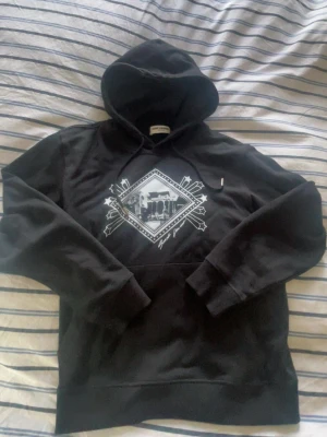 Sällsynt Saint Laurent hoodie  - Tja! Säljer denna archive hoodie från ysl som är väldigt svår att få tag på. Den är i helt nytt skick då den sällan har varit använd. Priset kan absolut diskuteras! 