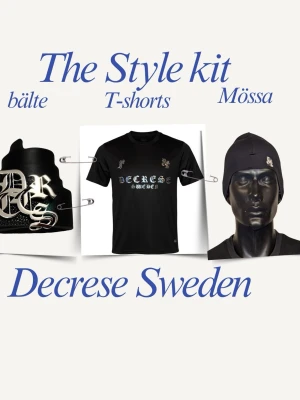 Decrese Outfit Paket – T-shirt Black Gloss + Bälte + Mössa. -  Decrese Sweden Outfit Paket – T-shirt + Bälte + Mössa.     Black Gloss Edition Svart T-shirt med holografiskt tryck som skiftar i färg för en sportig, Bälte: äkta läder, svart med silverfärgat spänne. Mössa: stilren svart med vit text.  Perfekt paket för en modern och stilren look.