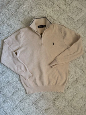 Ralph Lauren Half Zip Sweatshirt – Beige - Ralph Lauren Half Zip Sweatshirt – Beige 🧥 Storlek: Märkt L (passar S) 🤎 Färg: Beige 🔄 Skick: 8/10 – använd men i fint skick                  💎 Märke: Polo Ralph Lauren